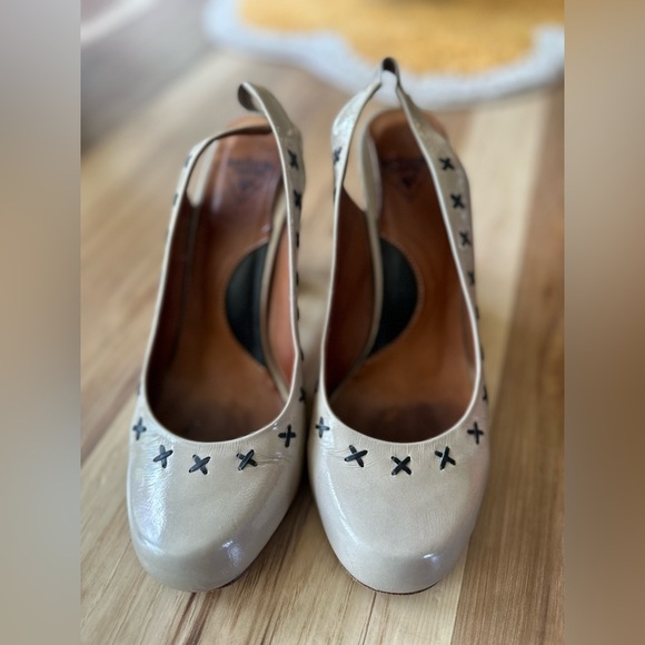 John Fluevog Cream Heels with Black Accents - Picture 5 of 10